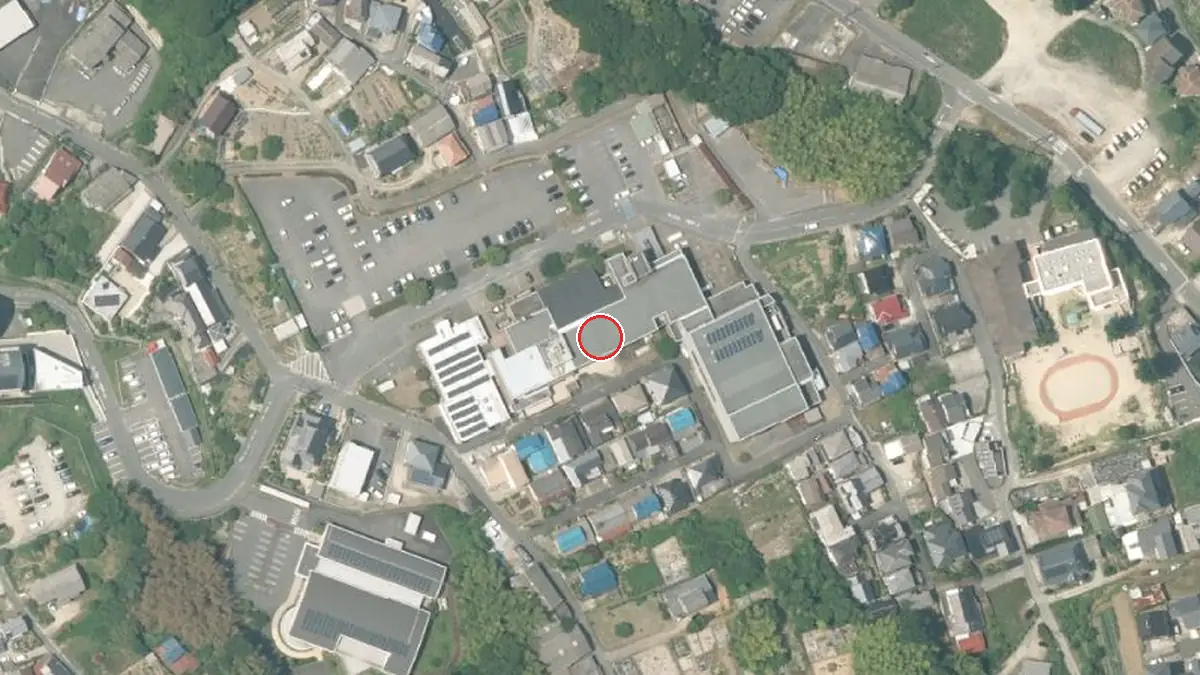 上空から見た熊野町民会館（中心の赤い輪が会場の位置）