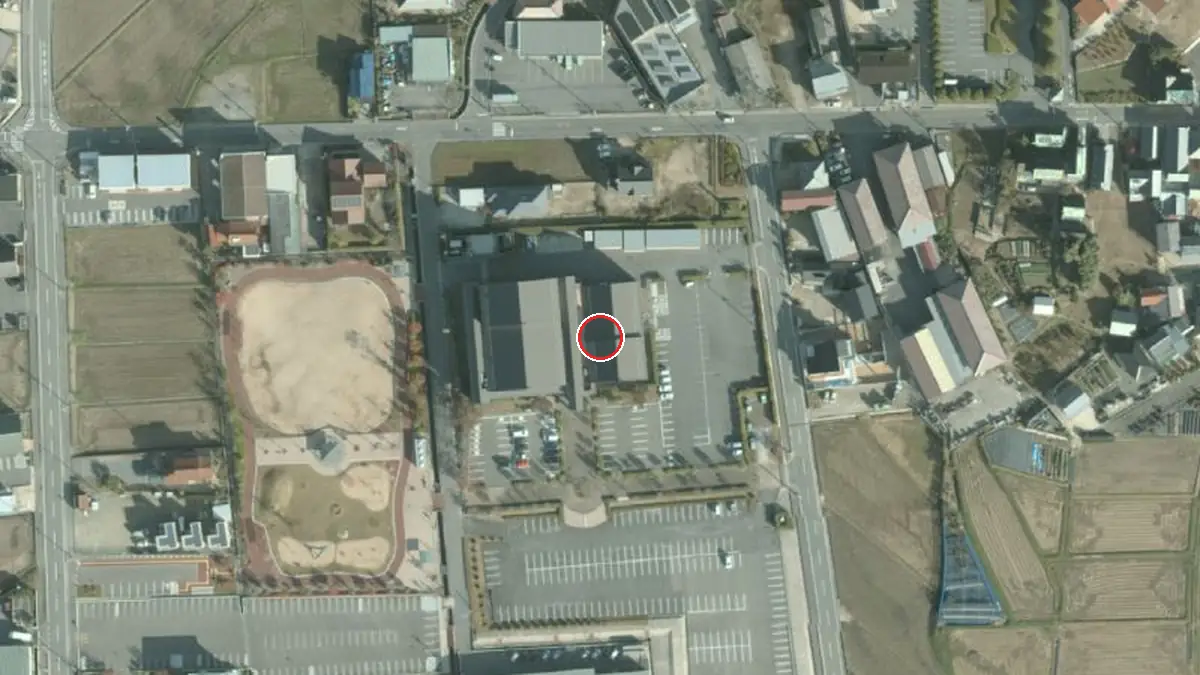上空から見た世羅町 せら文化センター（中心の赤い輪が会場の位置）
