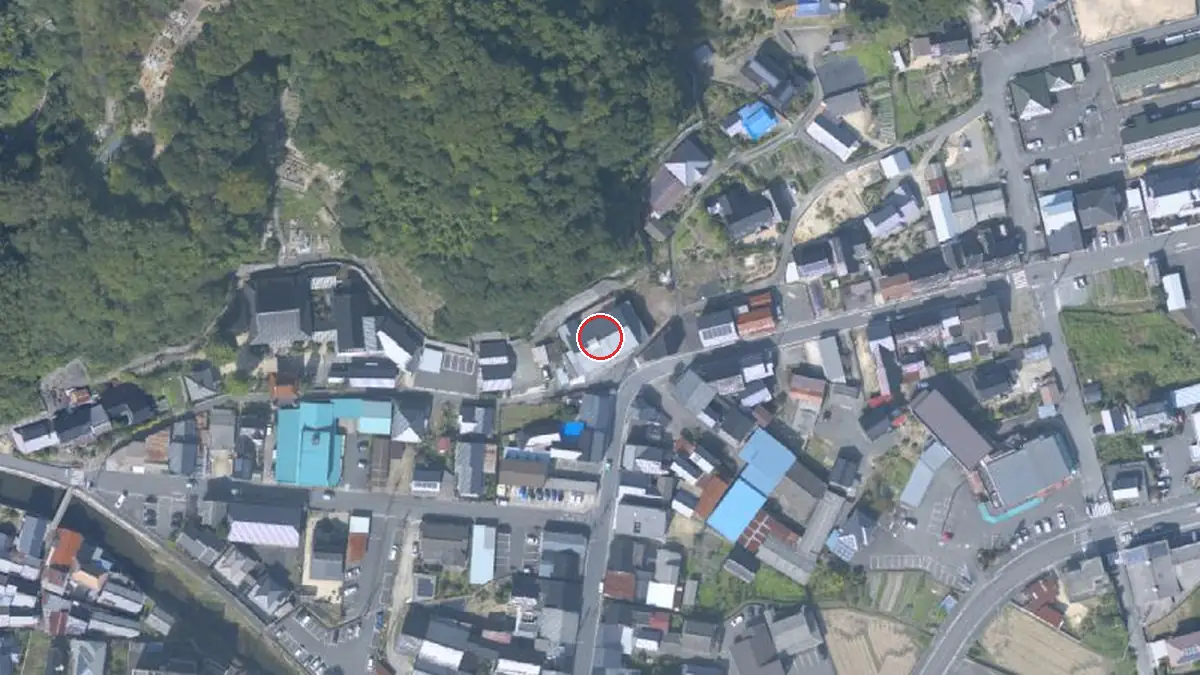 上空から見た翁座（中心の赤い輪が会場の位置）