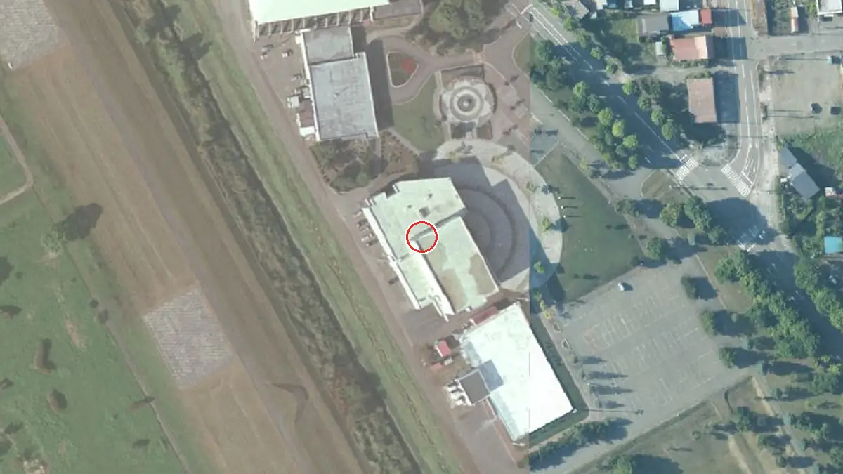 上空から見た池田町田園ホール（中心の赤い輪が会場の位置）