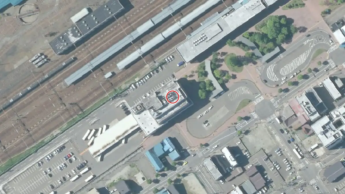 上空から見た岩見沢市 コミュニティプラザ（中心の赤い輪が会場の位置）