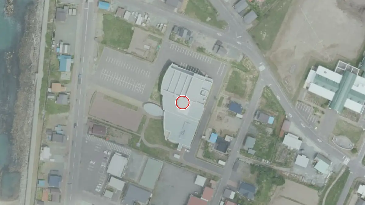 上空から見た小平町文化交流センター（中心の赤い輪が会場の位置）
