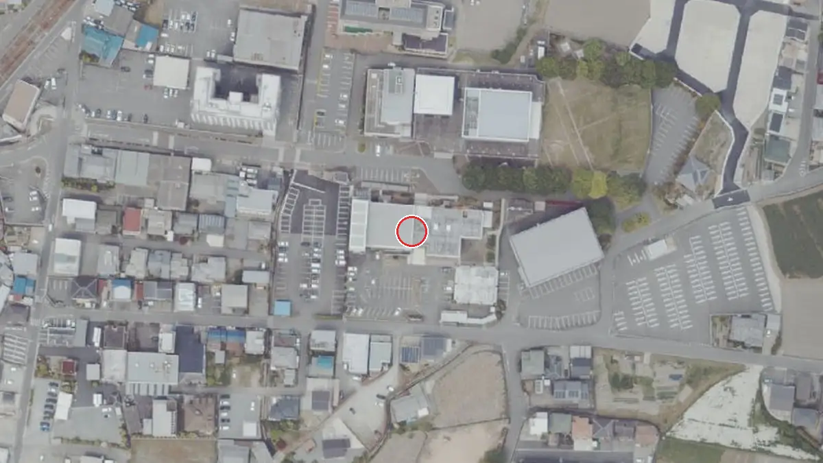 上空から見た福崎町文化センター（中心の赤い輪が会場の位置）