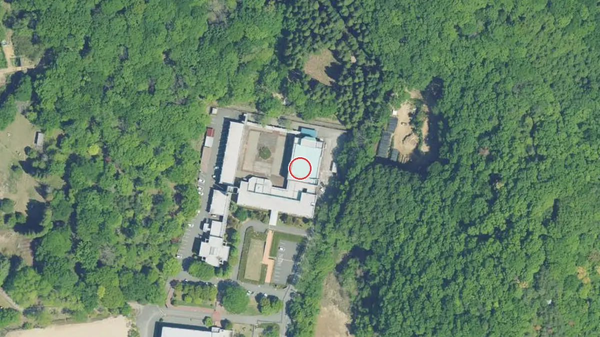 上空から見た兵庫県立西播磨文化会館（中心の赤い輪が会場の位置）