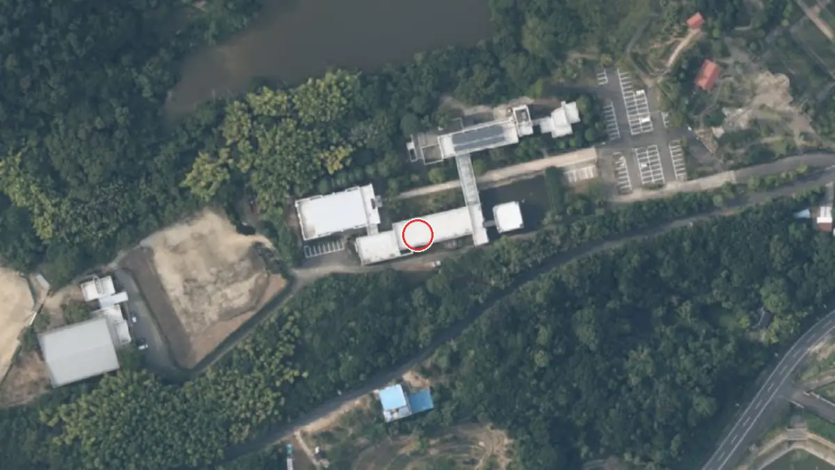 上空から見た県立淡路文化会館（中心の赤い輪が会場の位置）