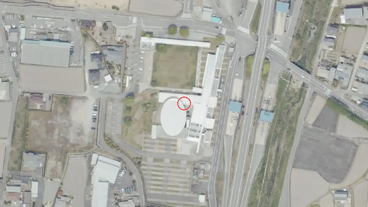 上空から見た市川町文化センター（中心の赤い輪が会場の位置）