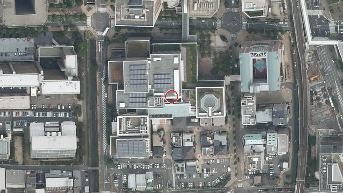 上空から見たKOBELCO大ホール（中心の赤い輪が会場の位置）