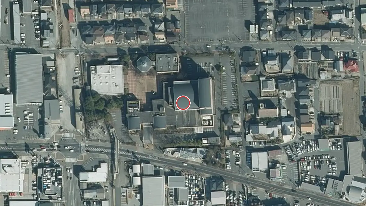 上空から見た丸尾建築あすかホール（中心の赤い輪が会場の位置）