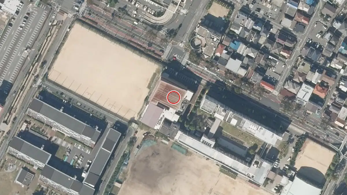 上空から見たなるお文化ホール（中心の赤い輪が会場の位置）