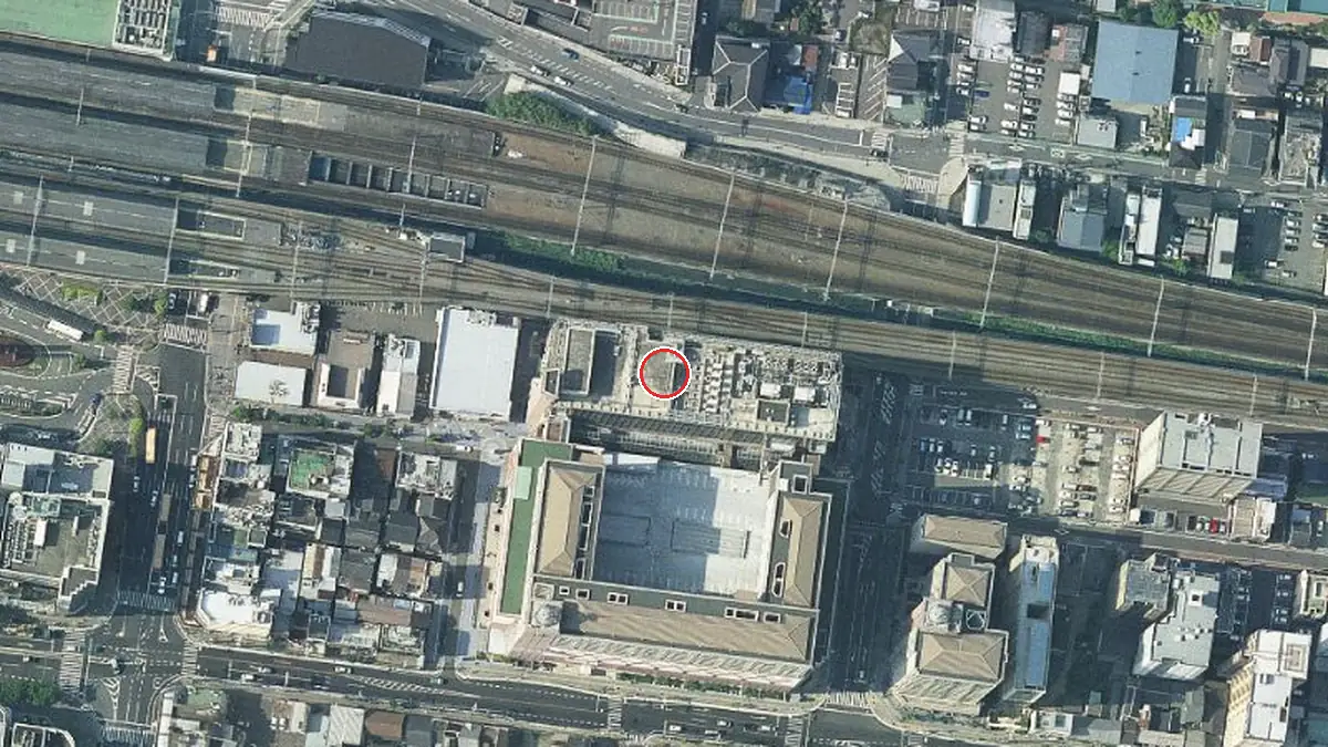 上空から見た子午線ホール（中心の赤い輪が会場の位置）