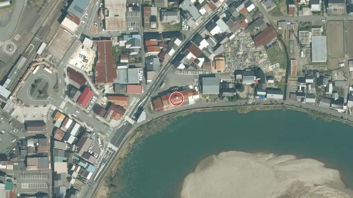 上空から見た江原河畔劇場（中心の赤い輪が会場の位置）