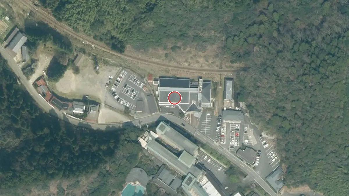 上空から見た城崎国際アートセンター（中心の赤い輪が会場の位置）