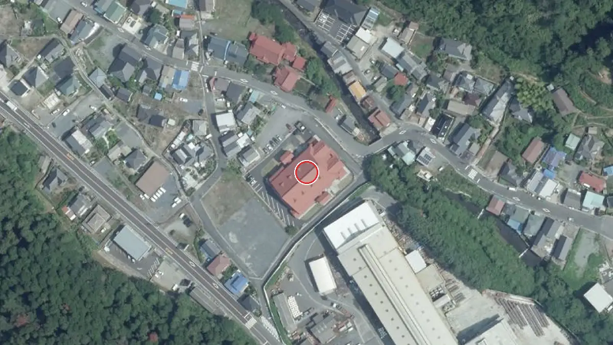 上空から見た日立武道館（中心の赤い輪が会場の位置）
