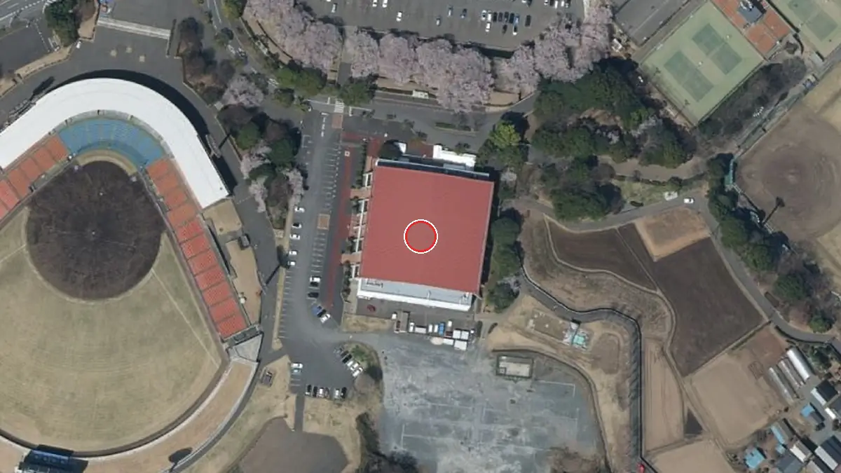 上空から見た水戸市総合運動公園 体育館（中心の赤い輪が会場の位置）