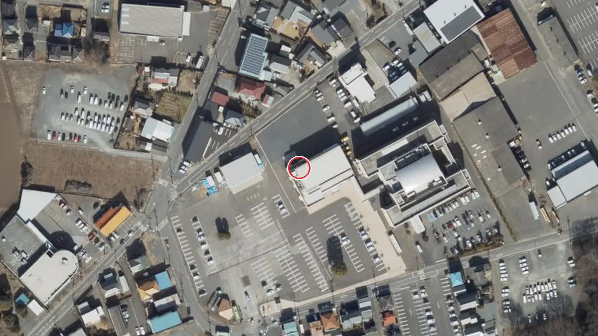上空から見た古河市 三和地域交流センター「野本電設工業コスモスプラザ」（中心の赤い輪が会場の位置）
