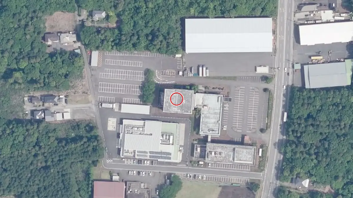 上空から見た市民ホールとよさと（中心の赤い輪が会場の位置）
