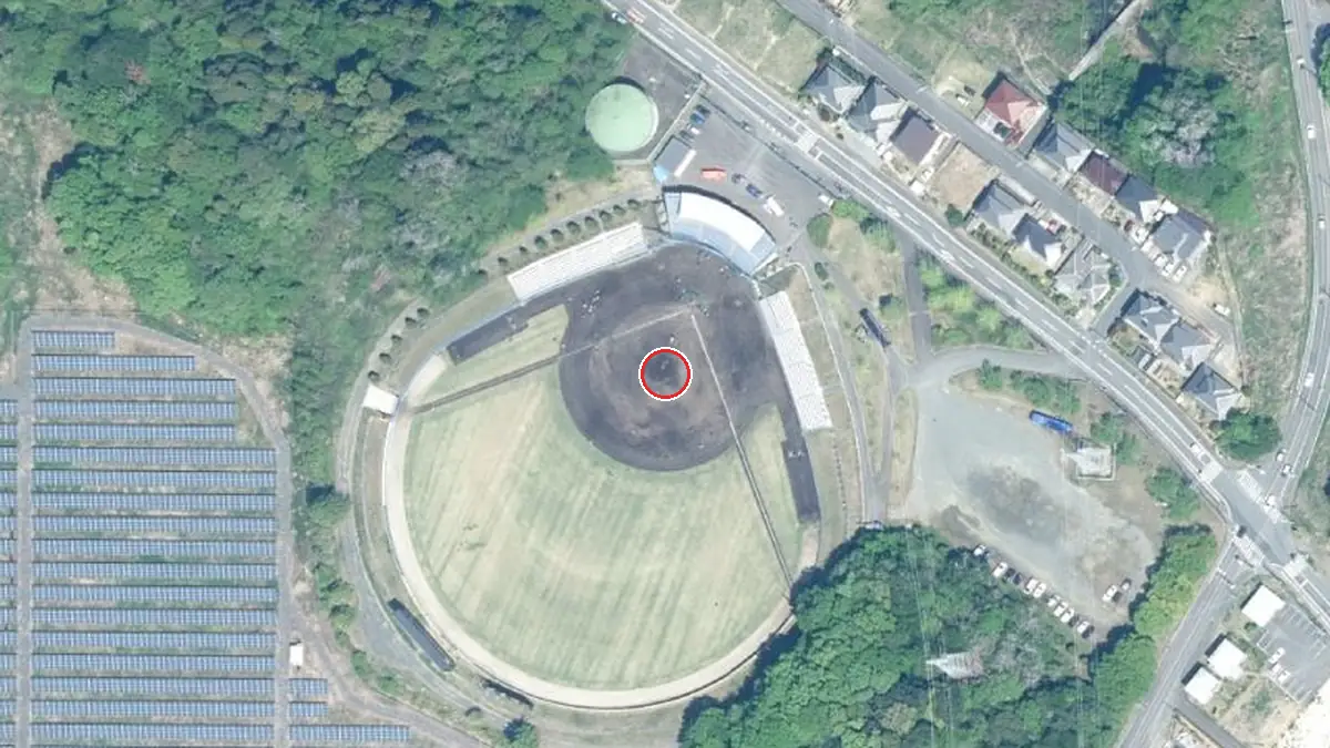 上空から見た高萩市民球場（中心の赤い輪が会場の位置）