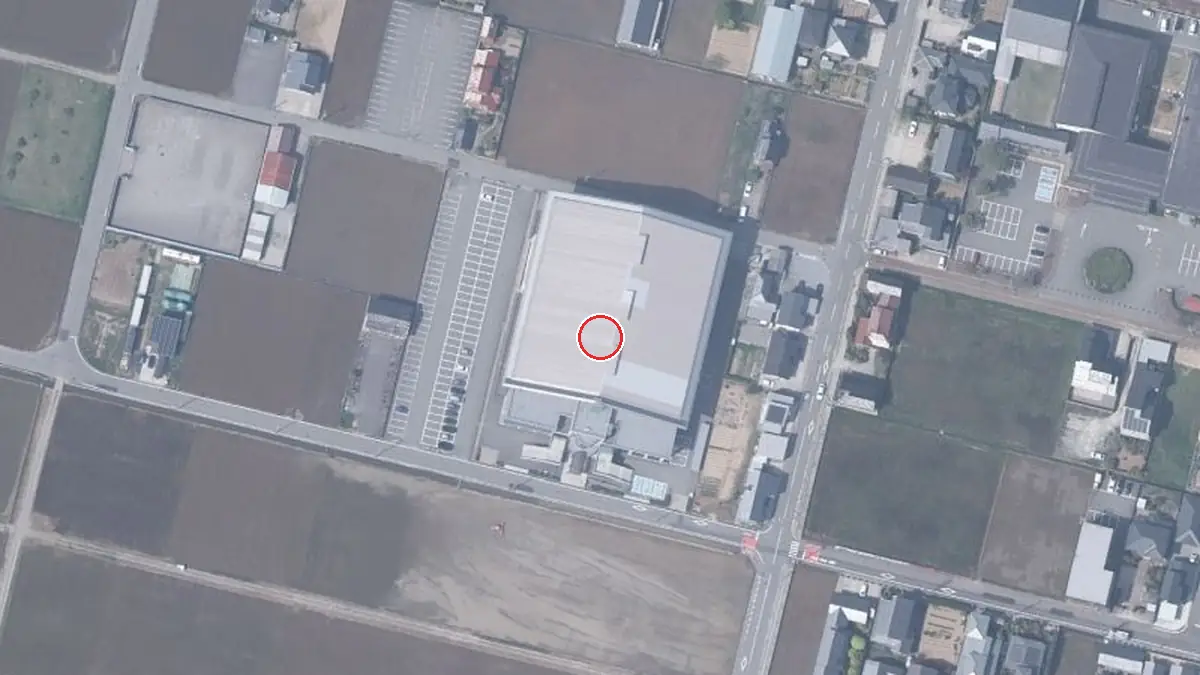 上空から見た小松総合体育館（中心の赤い輪が会場の位置）