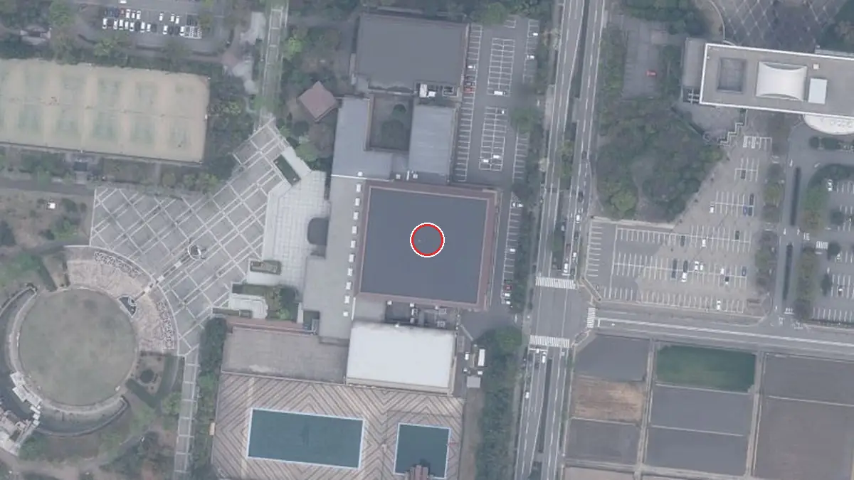上空から見た松任総合運動公園体育館（中心の赤い輪が会場の位置）