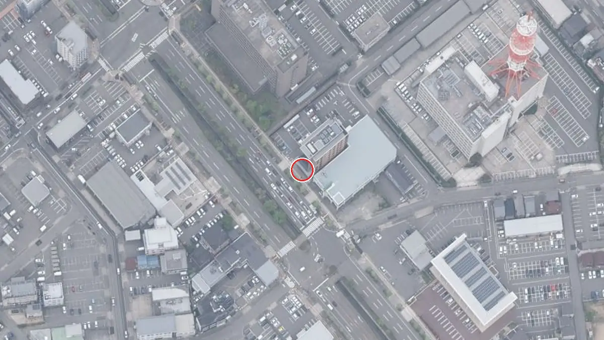 上空から見た石川県勤労者福祉文化会館（中心の赤い輪が会場の位置）