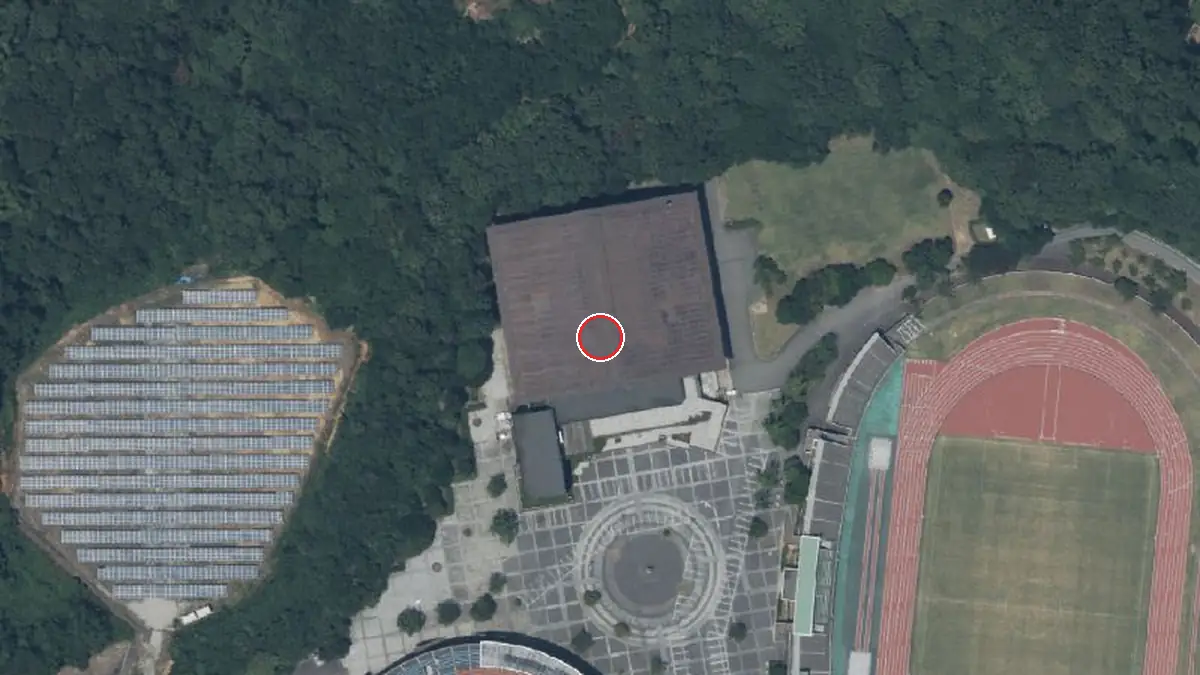 上空から見た加賀市スポーツセンター（中心の赤い輪が会場の位置）