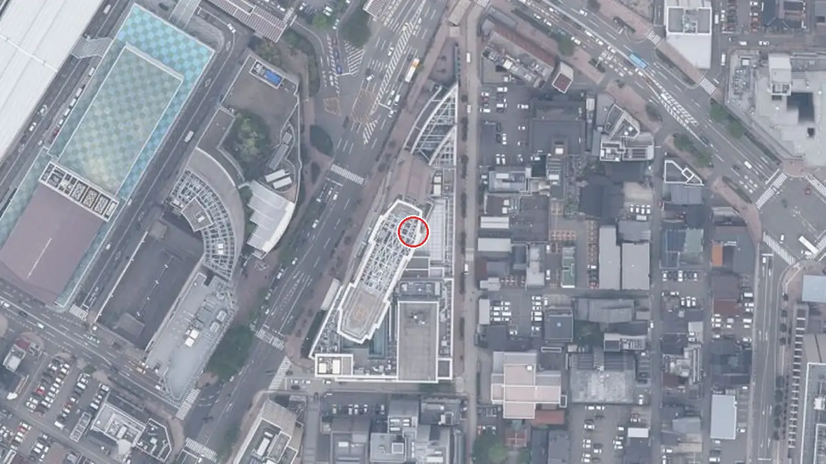 上空から見た金沢市アートホール（中心の赤い輪が会場の位置）