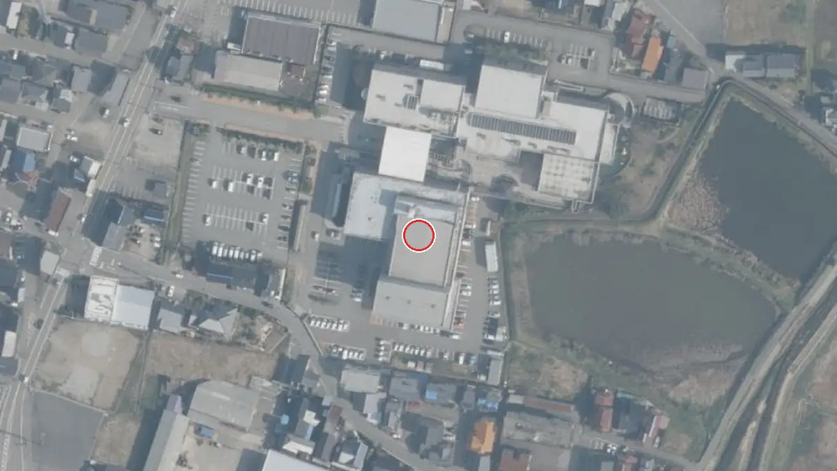 上空から見た七尾市文化ホール（中心の赤い輪が会場の位置）