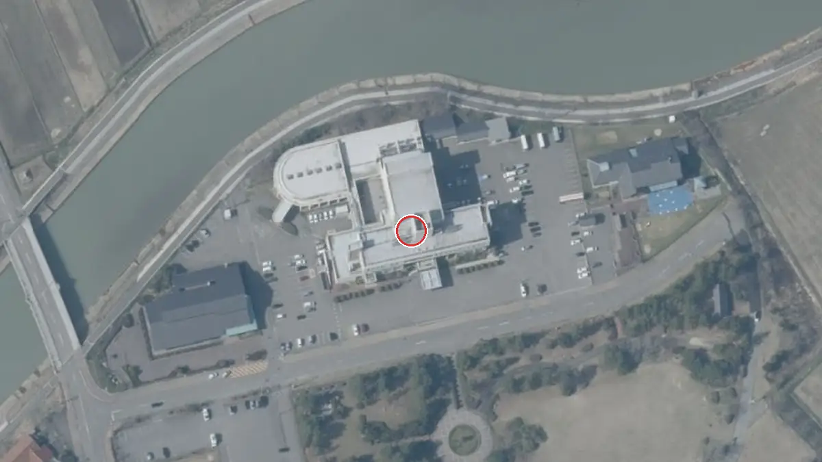 上空から見た志賀町文化ホール（中心の赤い輪が会場の位置）