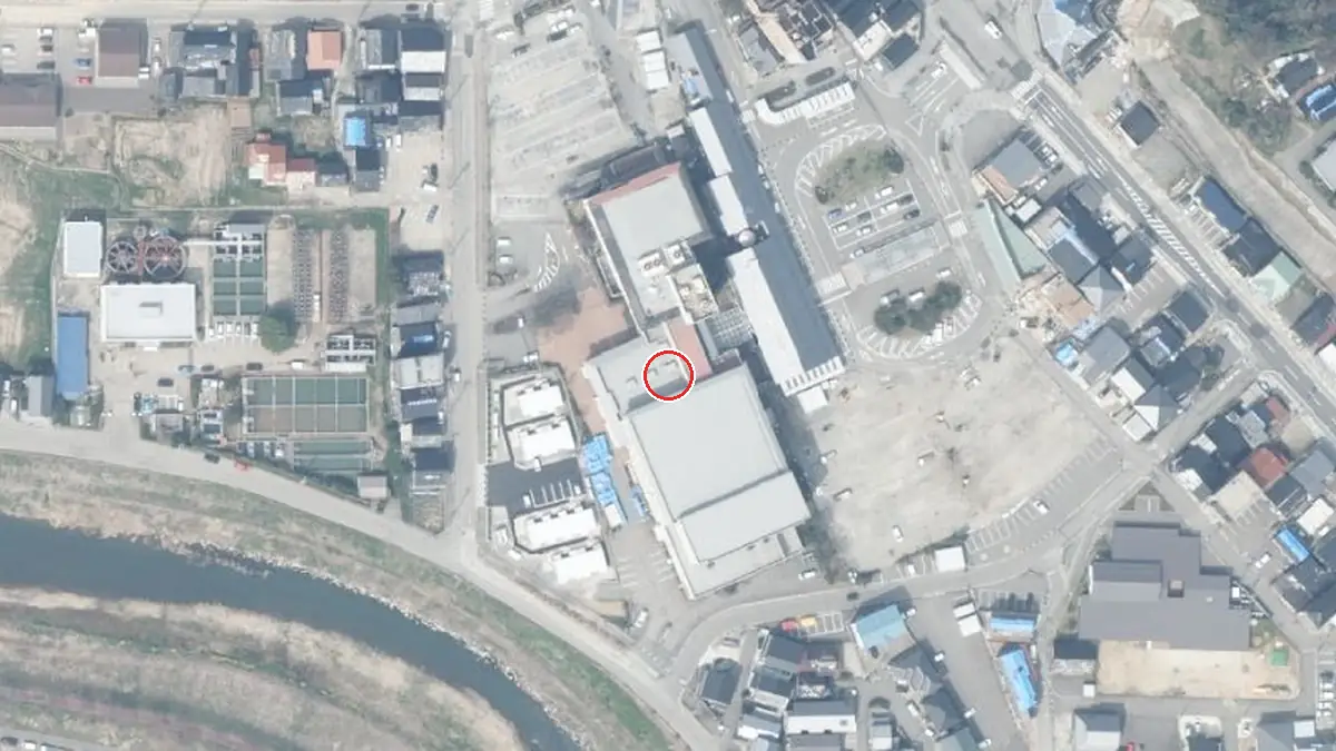 上空から見た輪島市文化会館（中心の赤い輪が会場の位置）