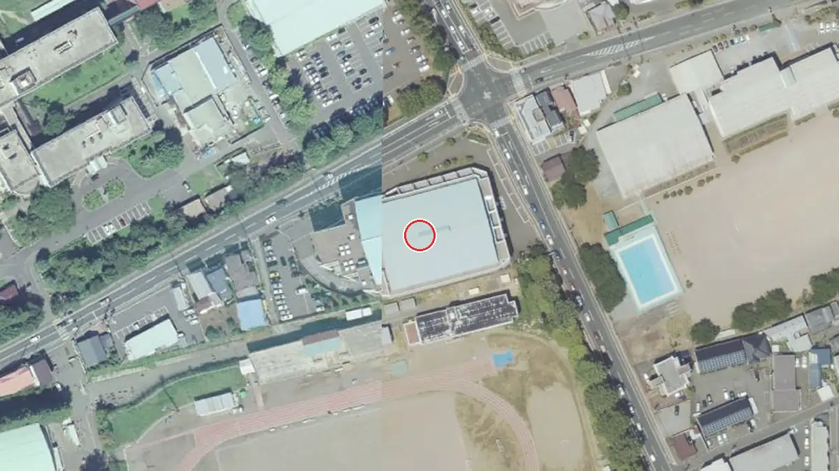 上空から見た盛岡体育館（中心の赤い輪が会場の位置）