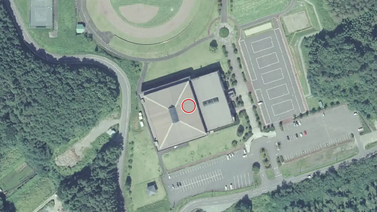 上空から見た滝沢総合公園体育館（中心の赤い輪が会場の位置）