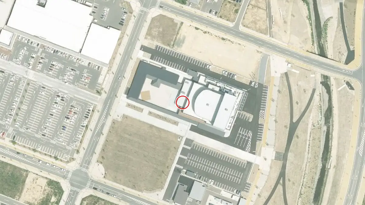 上空から見た陸前高田市民文化会館 奇跡の一本松ホール（中心の赤い輪が会場の位置）