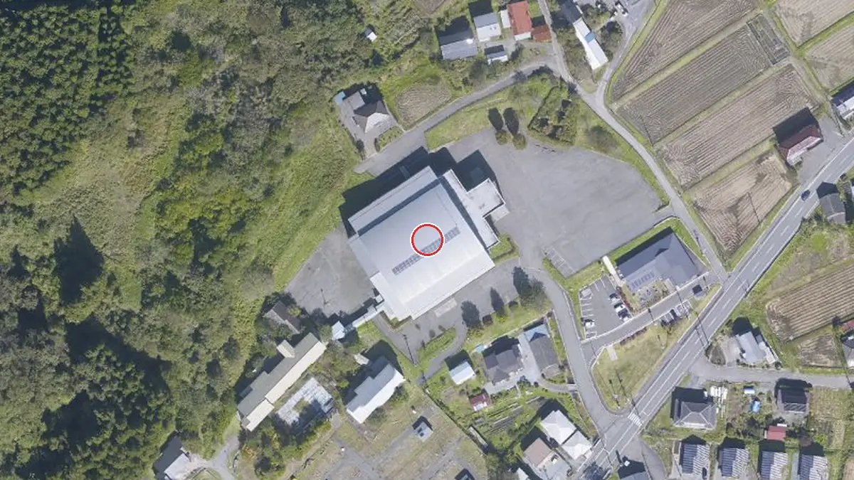 上空から見た住田町生涯スポーツセンター（中心の赤い輪が会場の位置）
