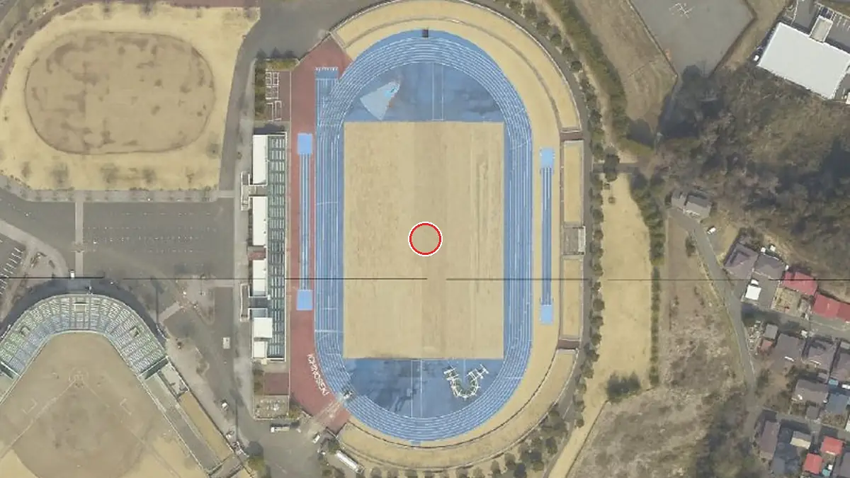 上空から見たMUCCいちのせき陸上競技場（中心の赤い輪が会場の位置）