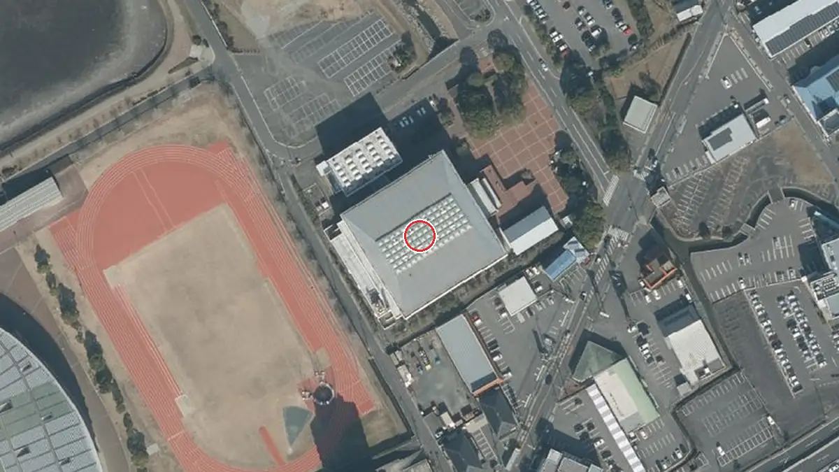 上空から見た丸亀市民体育館（中心の赤い輪が会場の位置）