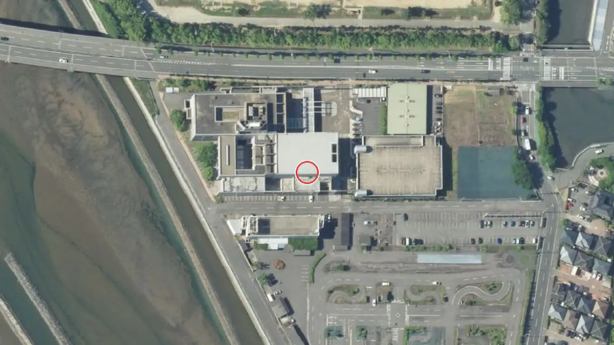 上空から見た穴吹学園ホール（中心の赤い輪が会場の位置）