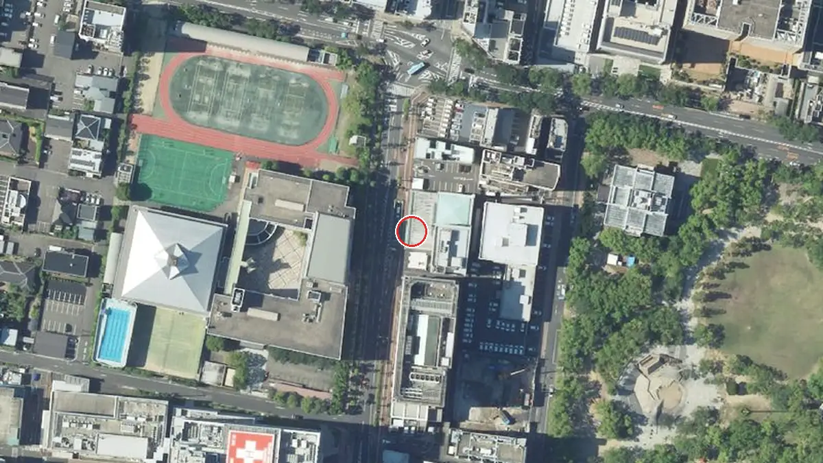 上空から見た香川県文化会館（中心の赤い輪が会場の位置）