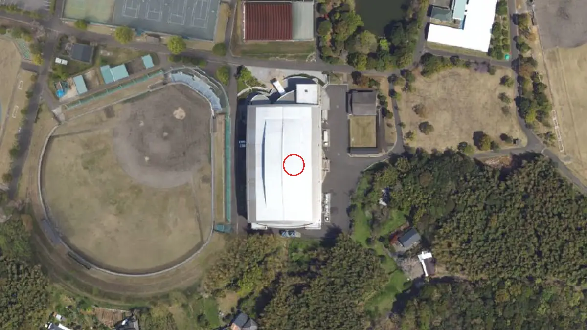 上空から見た阿久根市総合体育館（中心の赤い輪が会場の位置）