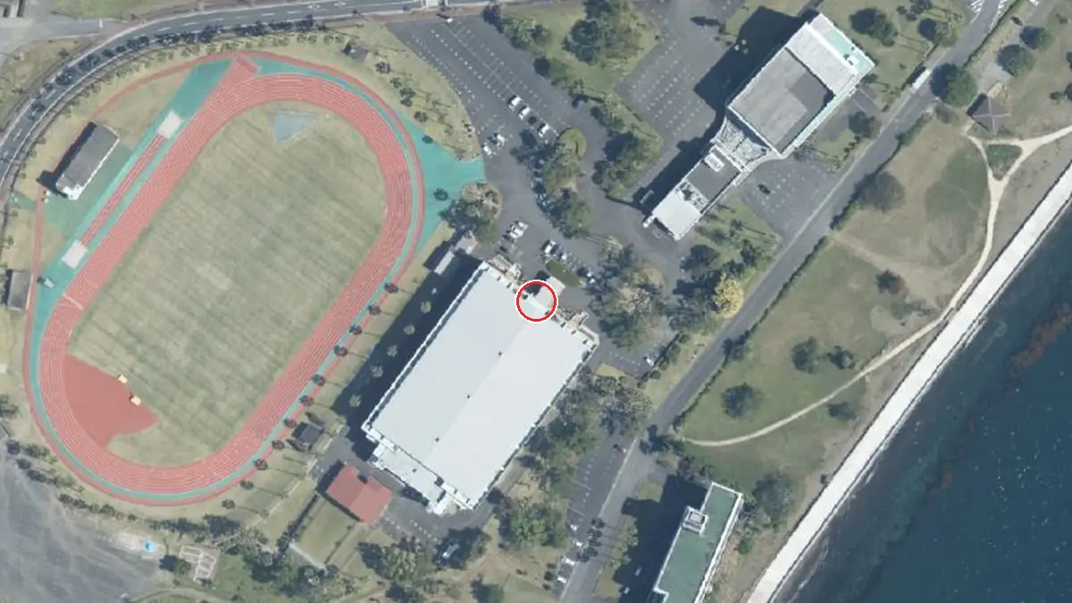 上空から見た指宿総合体育館（中心の赤い輪が会場の位置）