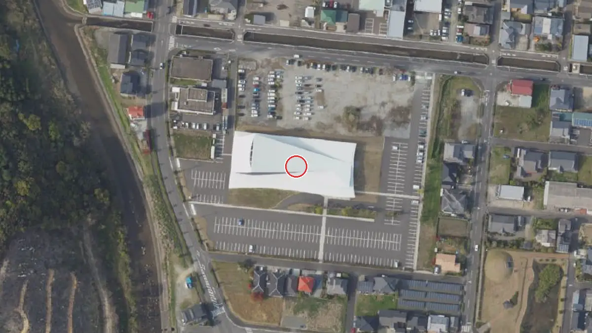 上空から見た阿久根市民交流センター（中心の赤い輪が会場の位置）