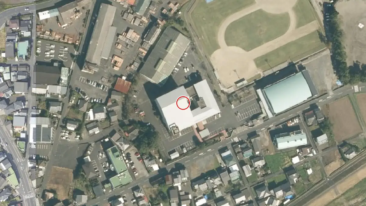 上空から見た肝付町文化センター（中心の赤い輪が会場の位置）