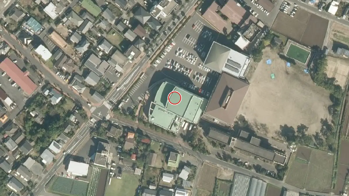 上空から見た錦江町文化センター（中心の赤い輪が会場の位置）