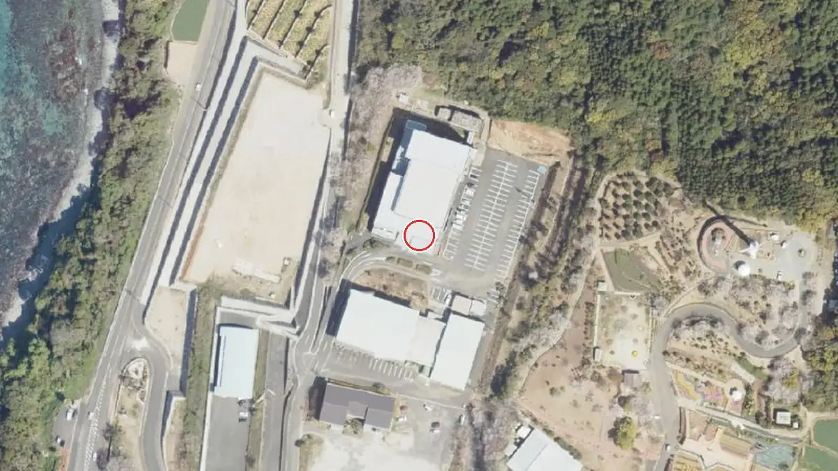 上空から見た長島町文化ホール（中心の赤い輪が会場の位置）