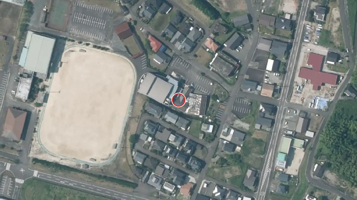 上空から見た薩摩川内市入来文化ホール（中心の赤い輪が会場の位置）