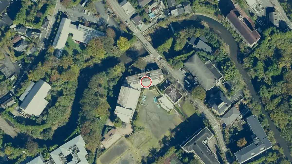 上空から見た箱根町 仙石原公民館・文化センター（中心の赤い輪が会場の位置）