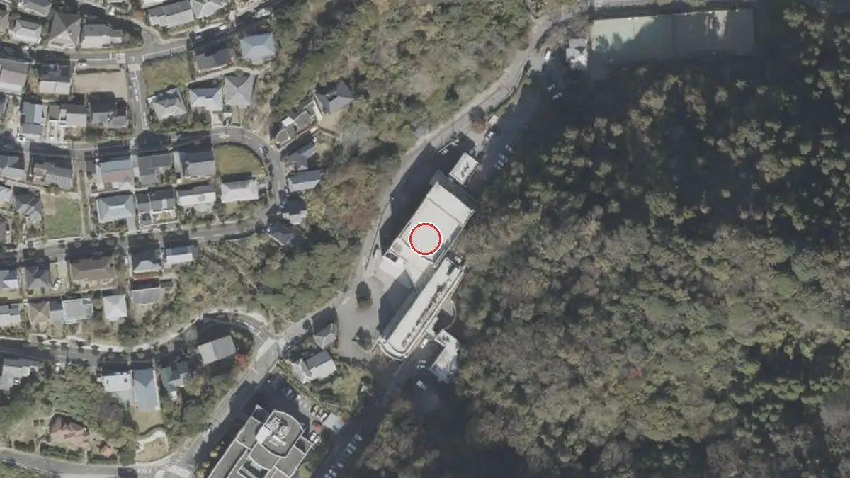 上空から見た葉山町福祉文化会館（中心の赤い輪が会場の位置）