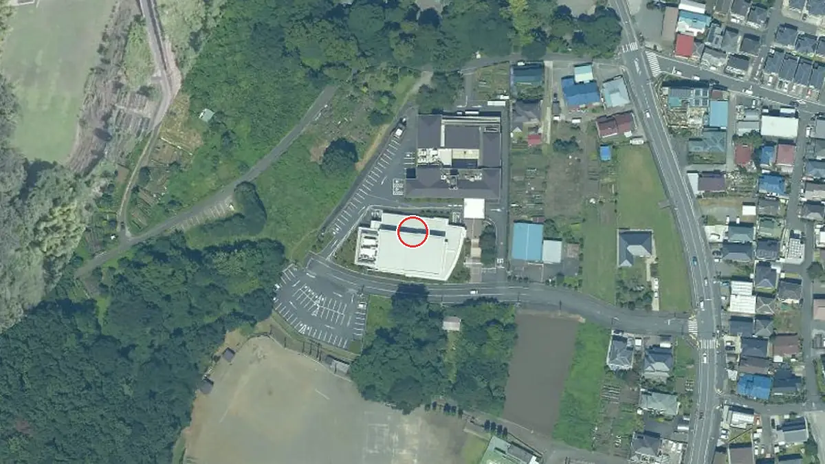 上空から見たもみじホール城山（中心の赤い輪が会場の位置）