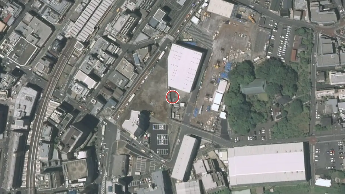 上空から見た横浜市港北区民文化センターミズキーホール（中心の赤い輪が会場の位置）