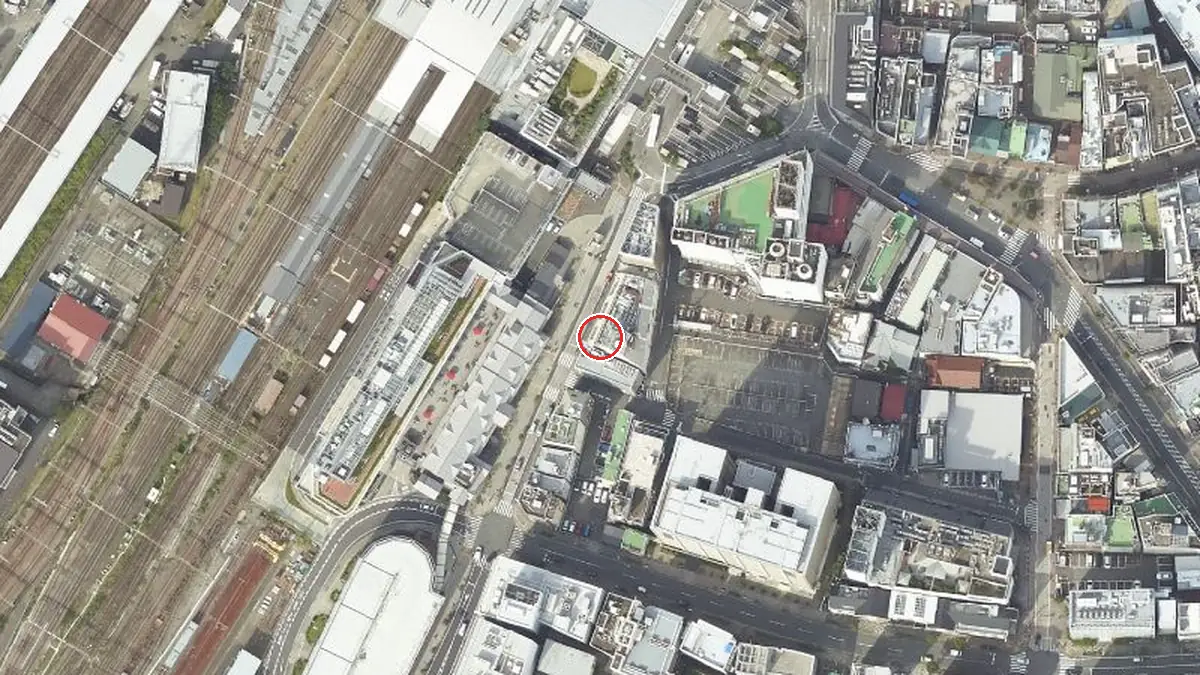 上空から見たLIVE HOUSE ODAWARA Quest（中心の赤い輪が会場の位置）