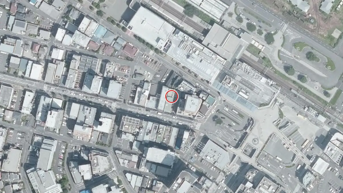 上空から見たStray Blue Jazz Club（中心の赤い輪が会場の位置）